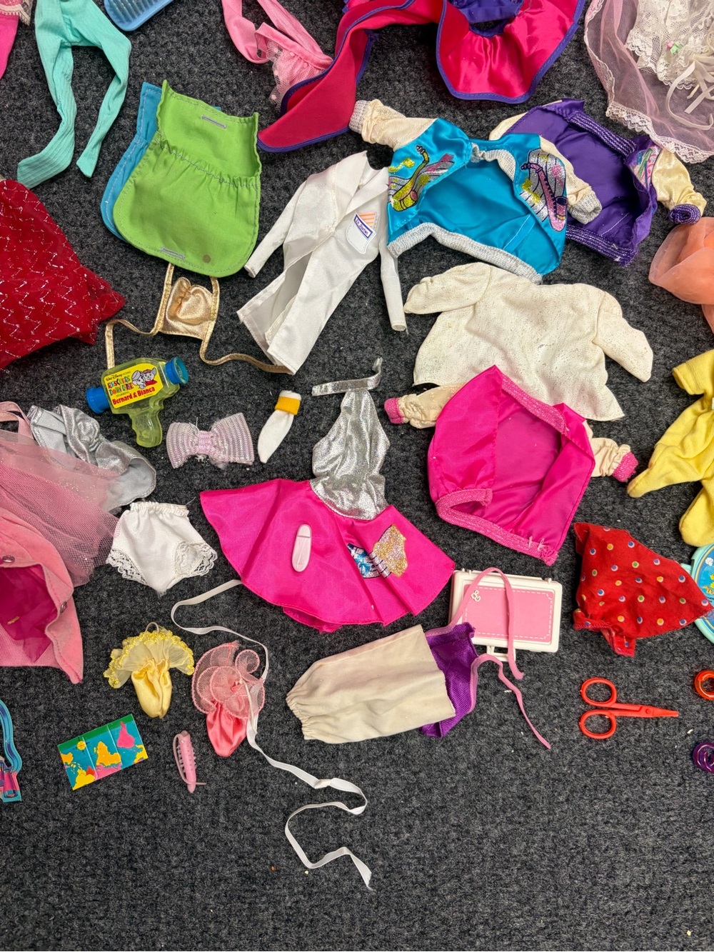 Vintage lot of 1980s Barbie clothes outfits accessories suitcase - Picture 5 of 15